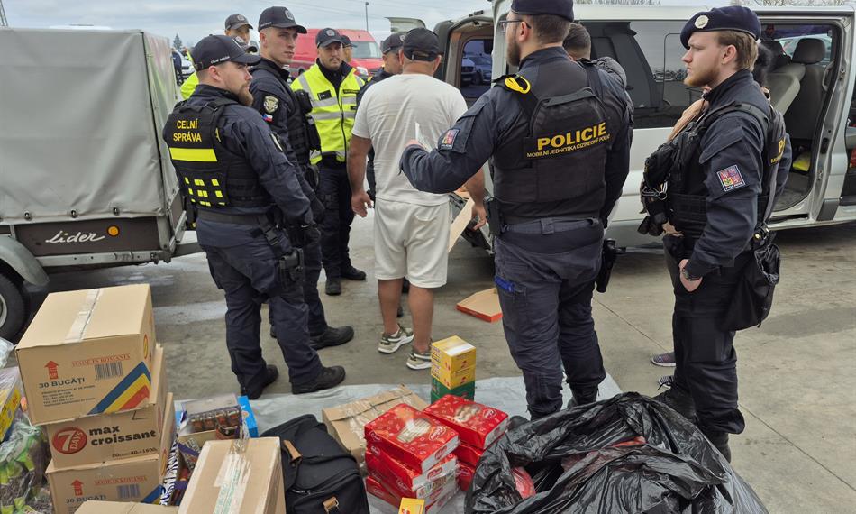 Celníci a policisté při kontrole